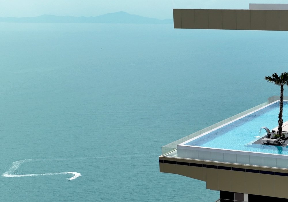 Skyline Pool, 59th Floor