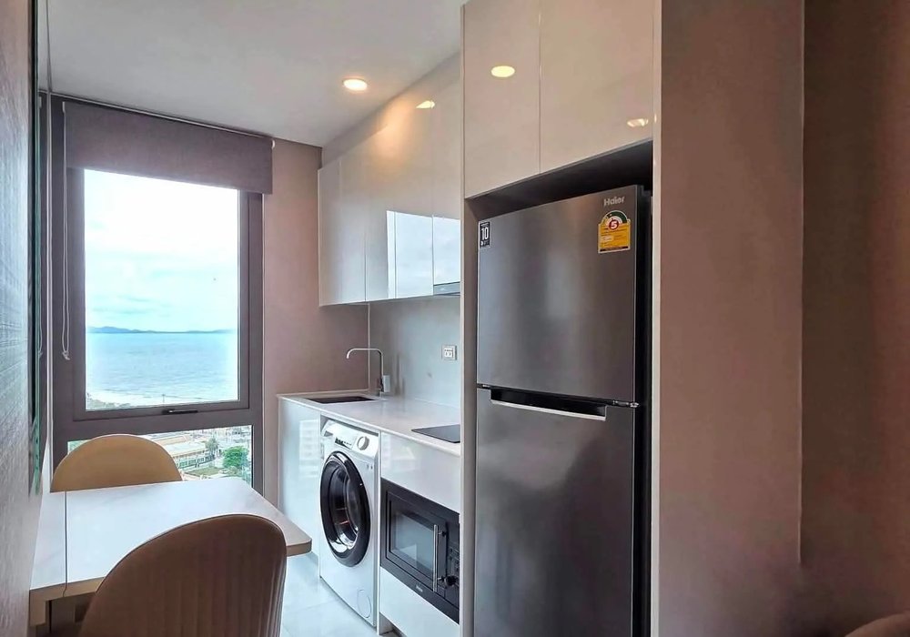 Copacabana Beach Jomtien — unit kitchen with sea view